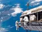 ilustrasi-astronot-saat-berada-di-luar-angkasa.jpg