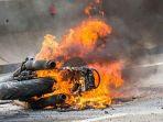 ilustrasi-kecelakaan-motor-terbakar.jpg