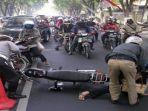 ilustrasi-menolong-korban-kecelakaan654654.jpg