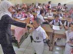 ilustrasi-murid-kelas-i-memberi-salam-pada-guru-di-hari-pertama-masuk-sekolah.jpg