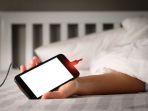 ilustrasi-pegang-handphone_20180322_110813.jpg