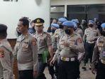 inilah-penampakan-ferdy-sambo-setelah-keluar-dari-ruang-sidang-sekitar-pukul-0215-wib.jpg
