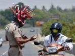 inspektur-polisi-rajesh-babu-sembari-mengenakan-virus-corona.jpg