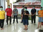 instruksi-bupati-vonnie-panambunan-beberapa-tempat-di-desa-watutumou-dua-disemprot-disinfektan.jpg