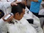 intip-penampilan-ustaz-abdul-somad-curi-perhatian-dengan-gaya-rambut-mohawknya-1.jpg