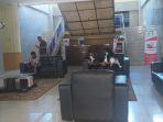 irma-angkouw-dan-tim-sedang-menunggu-oma-dari-korban.jpg
