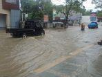 jalan-di-pom-bensin-tikala-banjir-setelah-hujan-deras-melanda-kota-manado.jpg