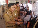 james-sumendap-jabat-tangan.jpg