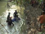 jasad-sukiro-saat-dievakuasi-dari-sungai.jpg