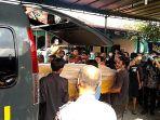 jenazah-feri-di-dalam-peti-dari-mobil-ambulans-milik-rs-bhayangkara-medan-dfbgfbgfb.jpg