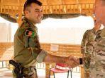 jenderal-tentara-afghanistan-sami-sadat-kiri-bersalaman-dengan-tentara-as-fdgfdgg.jpg