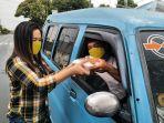 jenny-sompotan-bagi-bagikan-masker-dan-makanan-dari-sas.jpg