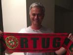 jose-mourinho-dengan-syal-bertuliskan-portugal_20160711_104800.jpg