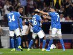 juan-cuadrado-of-juventus-celebrates-with-teammates-after-scoring-a-goal-during-the-uefa-champions.jpg
