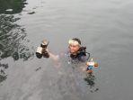 kadis-perikanan-bolsel-ikut-angkat-sampah-di-dasar-laut.jpg