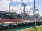 kapal-asal-malaysia-yang-berlabuh-di-pelabuhan-labuan-uki-kabupaten-blmng-hfh.jpg