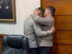 kapolda-metro-jaya-irjen-fadil-imran-memeluk-dan-mencium-kening-irjen-ferdy-sambo.jpg
