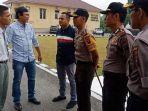 kapolres-labuhanbatu-akbp-frido-situmorang-saat-mengajak-koko-ardiansyah.jpg