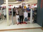 kapolresta-manado-ajak-anak-yatim-ke-mal-beli-baju-baru.jpg