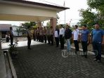 kapolsek-kompol-baharudin-samin-memberikan-pembinaan-apel-pagi-bagi-para-anggotanya_20180808_102449.jpg