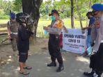 kapolsek-pinogaluman-iptu-kornelius-saat-memberikan-arahan-penggunaan-masker-kepada-warga.jpg