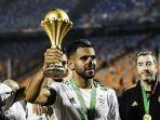 kapten-timnas-aljazair-riyad-mahrez-saat-mengangkat-trofi-piala-afrika.jpg