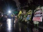 karangan-bunga-memadati-bagian-depan-kediaman-almarhum-cucu-menkopolhukam-wiranto.jpg