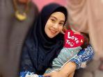 kartika-putri-bersama-anaknya.jpg