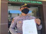 kasat-sabhara-polres-blitar-akp-agus-hendro-tri-susetyo-menunjukkan-surat-pengunduran-diri.jpg