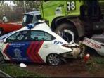 kecelakaan-beruntun-truk-tabrak-mobil-polantas-di-tol-jakarta-merak-km-66-mobil-pjr-tampak-ringsek.jpg