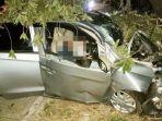 kecelakaan-lalu-lintas-menewaskan-satu-penumpang-di-dalam-mobil-di-jalan-trikora.jpg