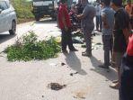 kecelakaan-maut-di-batam-dua-pelajar-smkn-6-batam-dimakamkan-di-tpu-sambau.jpg