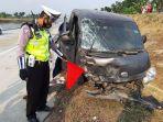 kecelakaan-maut-mobil-ban-pecah-dan-terguling-ke-parit-1.jpg