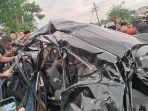 kecelakaan-mobil-ivona-di-perlintasan-kereta-api-probolinggo-diseret-kereta-api.jpg