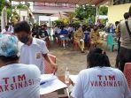 kegiatan-vaksinasi-yang-berlangsung-di-gerai-vaksin-polres-kepulauan-sitaro.jpg