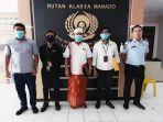kejari-kotamobagu-eksekusi-terpidana-pengadaan-alat-berat-bad-truck-121212.jpg