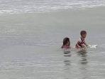 keluarga-ini-pilih-habiskan-awal-tahun-2021-di-pantai-togid-tak-keluar-daerah-karena-pandemi.jpg