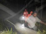 keluarga-korban-bersama-tim-sar-timika-melakukan-pencarian-pada-jumat-372020-malam.jpg