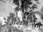 kepala-desa-mentawai-bersama-bangsa-eropa-pada-1892.jpg