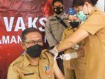 kepala-dinas-kesehatan-sitaro-dr-semuel-raule-menjadi-nakes-pertama-yang-menerima-suntikan.jpg