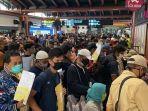 kerumunan-calon-penumpang-di-terminal-2-bandara-soekarno-hatta.jpg