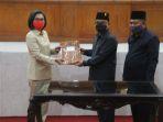 ketua-dprd-kabupaten-bolmong-welty-komaling-bersama-bupati-bolmong-yasti-soepredjo-mokoagow.jpg