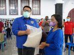 ketua-knpi-sulut-rio-dondokambey-saat-menyerahkan-bantuan-kepada-warga-yang-terdampak.jpg