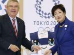 ketua-komite-olimpiade-intenasional-thomas-bach-kiri-dan-gubernur-tokyo-yuriko-koike-kanan.jpg