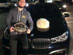 khabib-nurmagomedov-berpose-dengan-sabuk-kemenangan-di-depan-sebuah-mobil.jpg