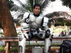 kisah-pengamen-berkostum-robocop-yang-pernah-dipilih-komeng-sebagai-juara-kontes_20180903_170337.jpg