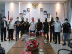 komunitas-petani-walet-saat-bertemu-dengan-bupati-minsel-franky-wongkar.jpg