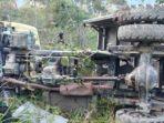 kondisi-truk-tni-yang-terbalik-akibat-rem-blong-1212121.jpg