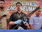 konferensi-pers-polisi-sita-senjata-laras-panjang-dari-seorang-pria-yang-ditembak-mati-347347.jpg