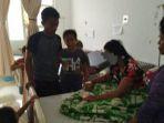 korban-keracunan-ikan-tongkol-saat-dirawat-di-puskesmas-2w473473.jpg
